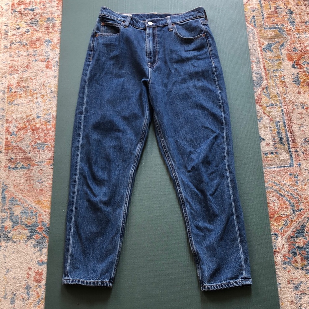 Like new size 8 Gap high-rise mom jeans
